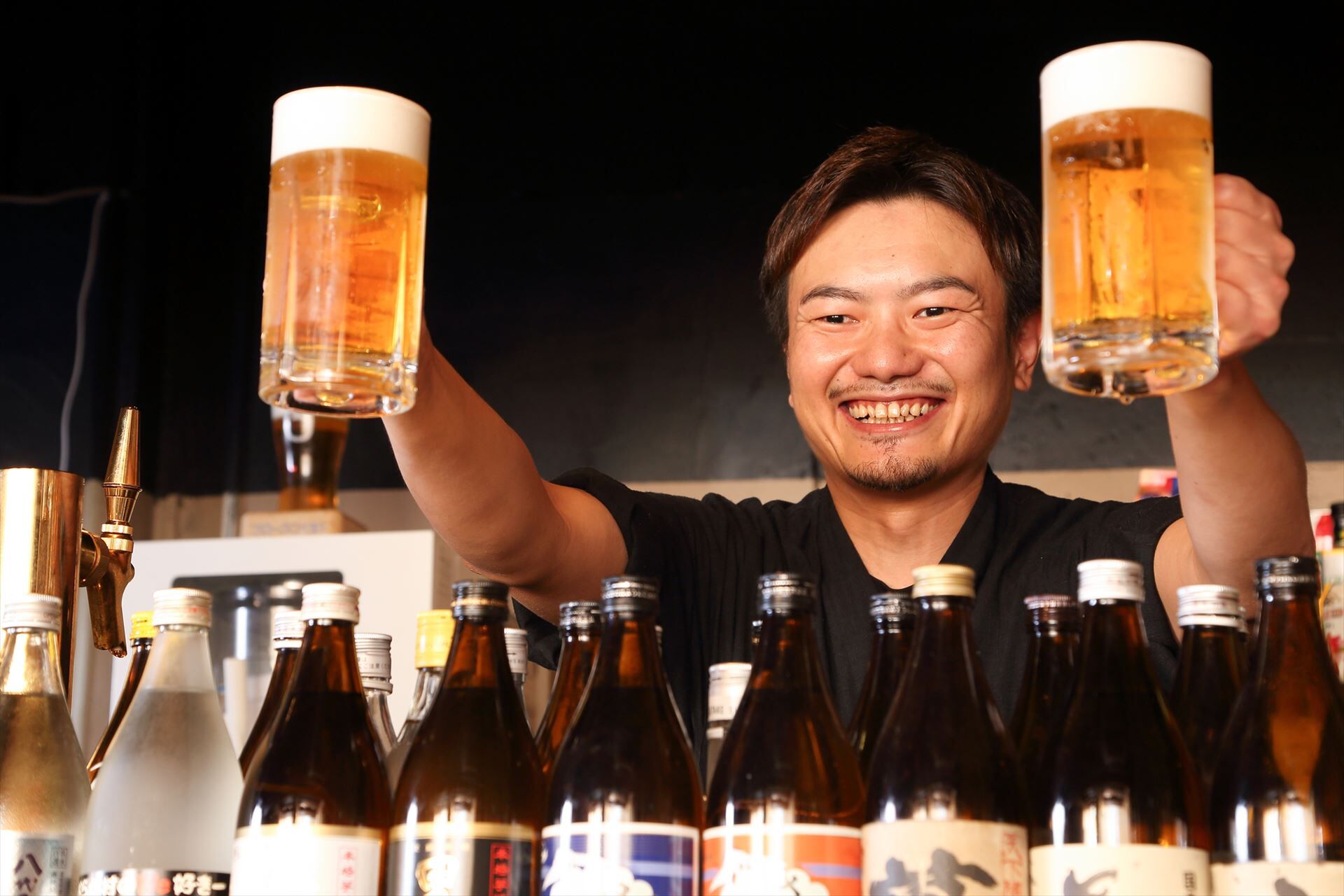 ビールを渡す男性スタッフ