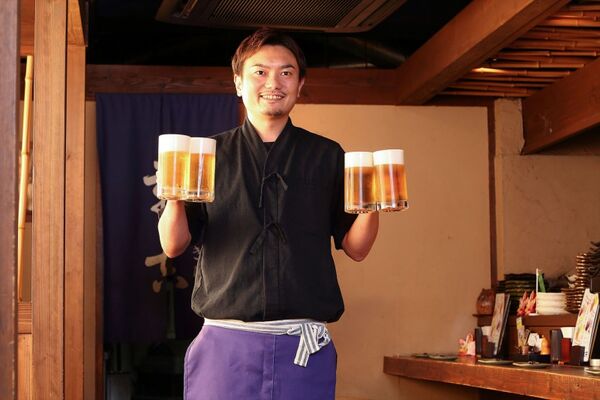 飲物を運ぶ男性スタッフ