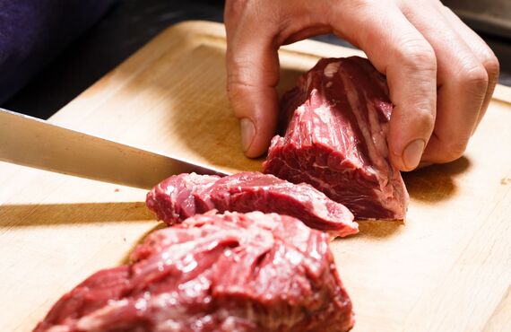 下通で焼肉なら黒毛和牛の各部位をご提供する店舗へ足をお運びください